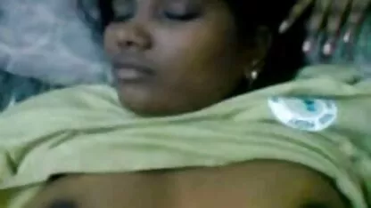 ভারতীয় মেয়ে স্তন, তার সাথে যোগাযোগ আবর্তিত