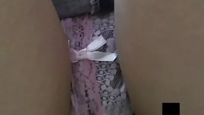 নিম্ন কোণ সঙ্গে মেয়ে দেখুন