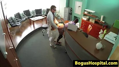 টেবিলের উপর ডাক্তার হাসপাতালে পরিদর্শন