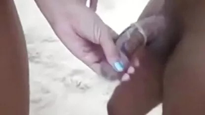 সে দুই কালো চামড়ার সাথে মজা নিচ্ছে.