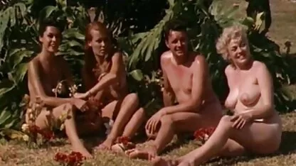 মেয়েরা 1960 এর সৈকত অবলম্বন মজা আছে)  xxx বাংলা বিডিও