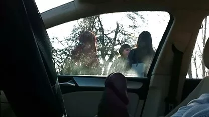 গাড়ী 4 একটি বাস স্টপেজে মেয়েরা