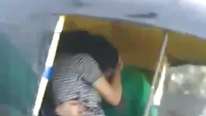 গাড়ির মধ্যে চুম্বন পুল.